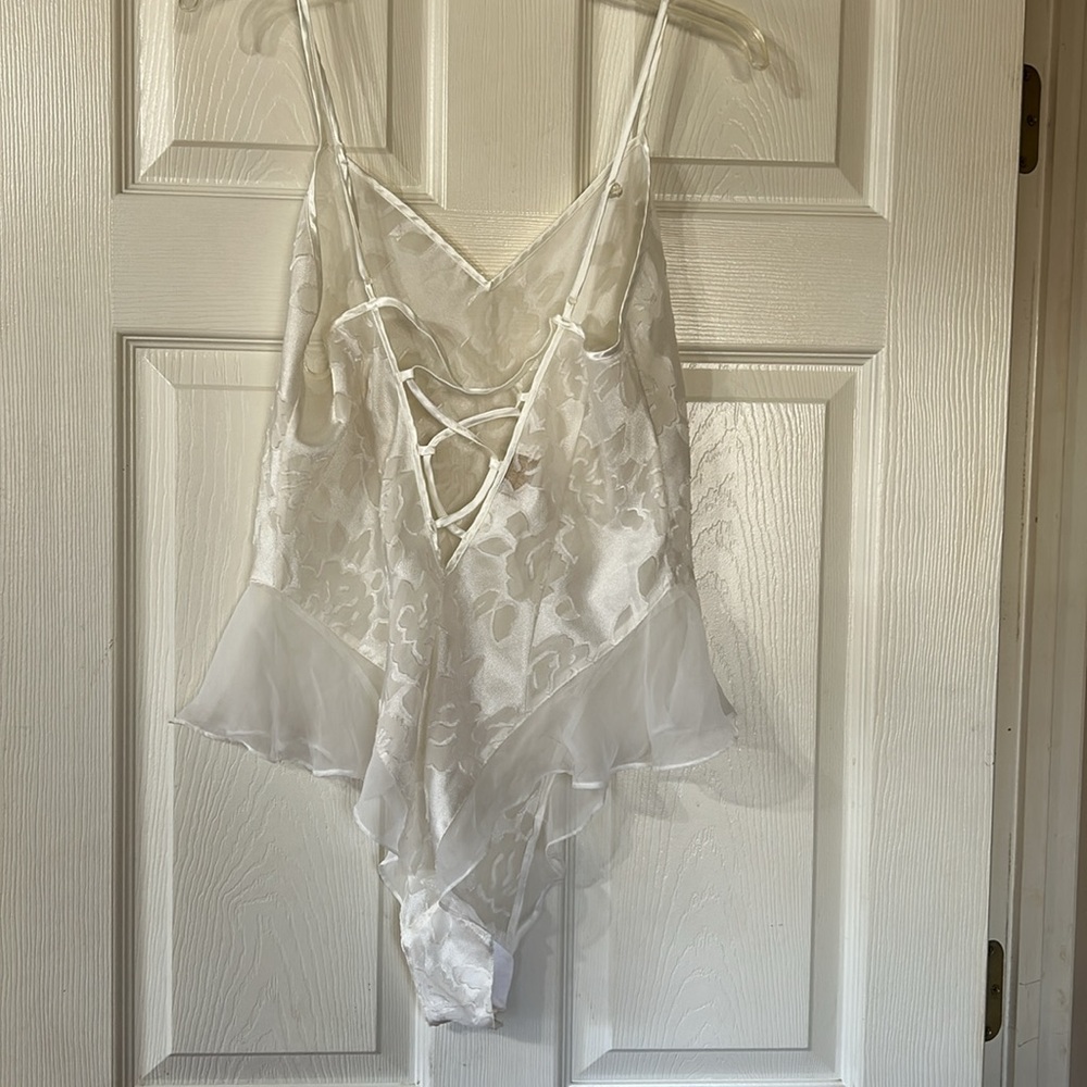 Victoria’s Secret Elegant White Floral Lace Teddy - Picture 6 of 8